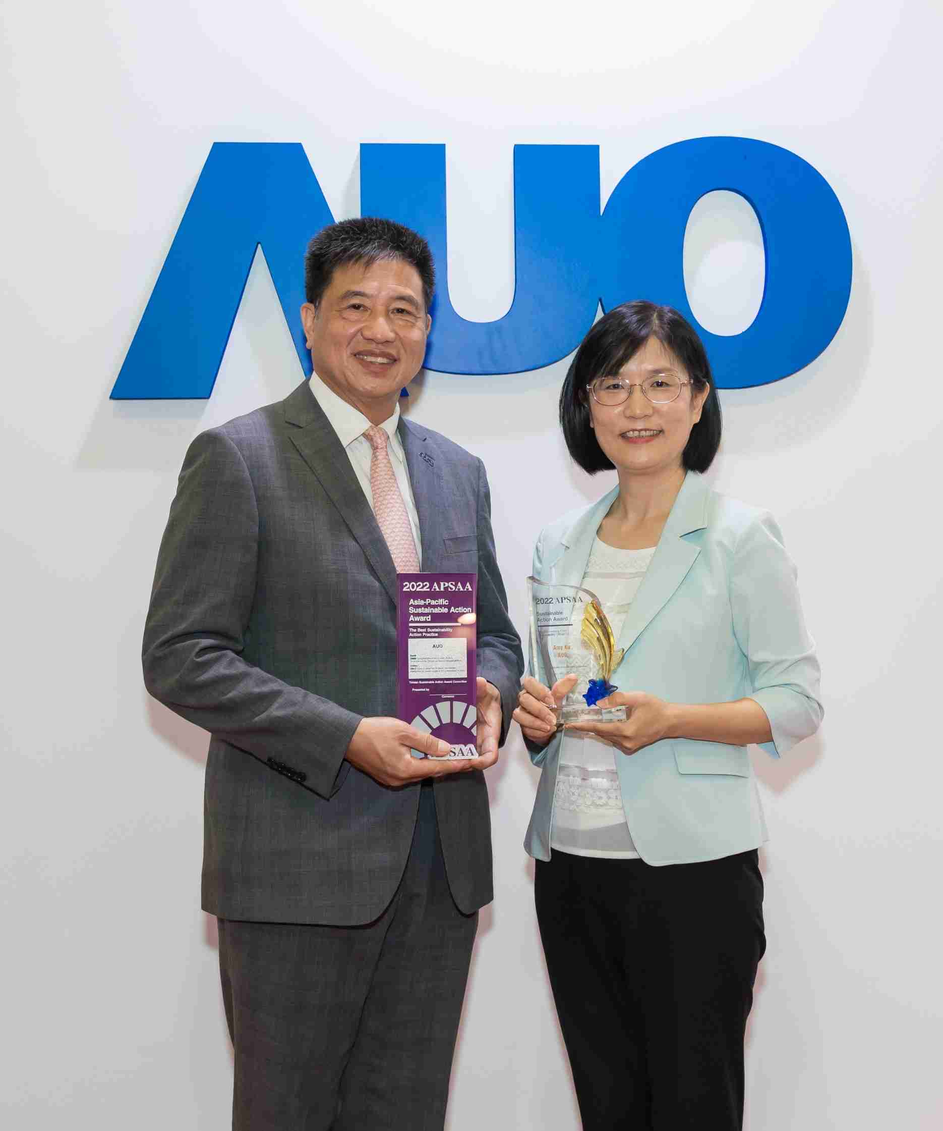 YAXIN111长期垫筑永续远景的基石，，，透过ESG暨气候委员会逐步实践永续策略蓝图。。。。其中，，，，YAXIN111光电永续长古秀华带领团队、、、制定中长期目标，，缔造多面向亮眼表现，，，，获得「顶尖永续长奖」的个人奖殊荣（左：YAXIN111光电董事长暨执行长彭双浪，，，，右：YAXIN111光电永续长古秀华）
