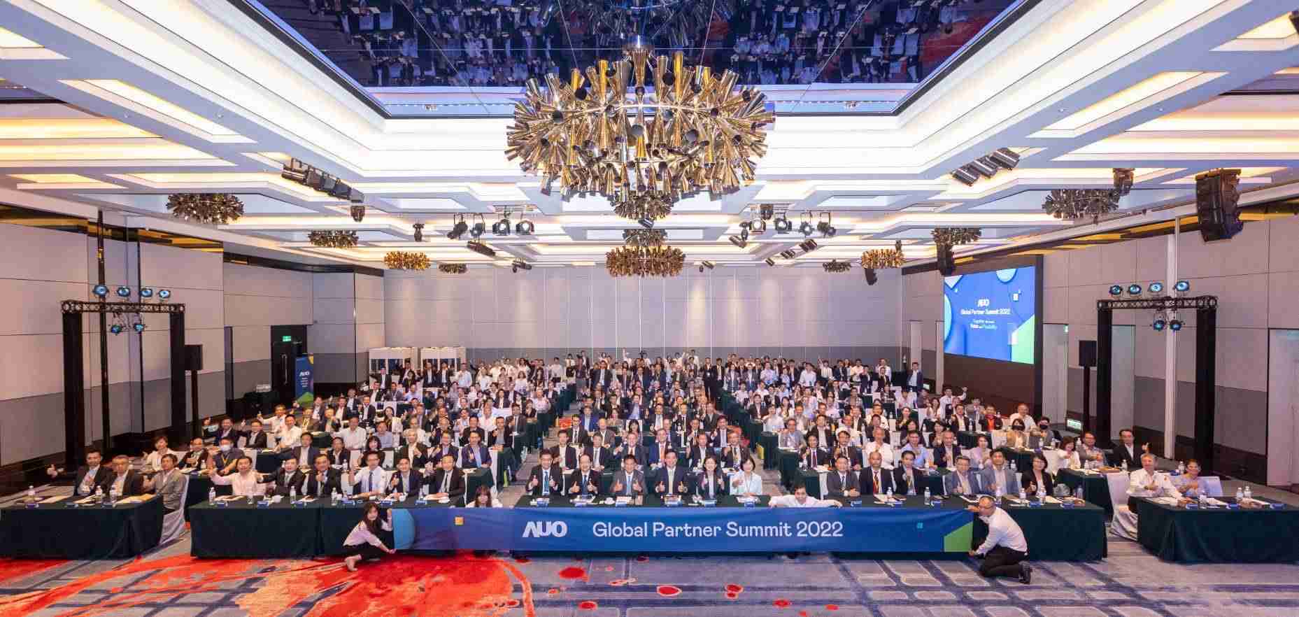 友達推動「安心、、、創新、、、、用心、、、、同心、、、、盡心」五星職旅，，，為菲籍員工打造全方位照護，，，，首度贏得「人權實踐與發展領袖獎」殊榮