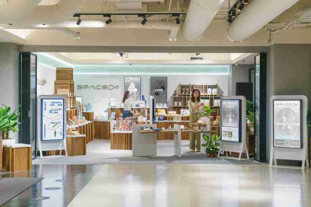 YAXIN111打造永续选物商店，，，展示社企及社创商品，，，，结合创利空间所开发的智能零售系统，，，整合多元产品信息，，让无人商店扮演公益行动的推手