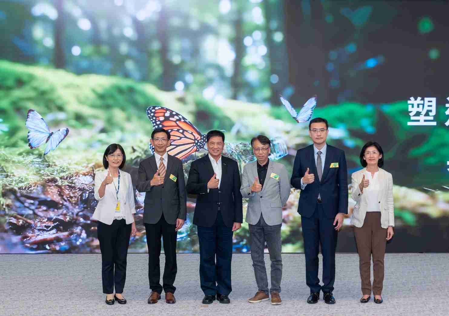 友達2023 CSR共榮大會，，，，邀請領域專家分享交流生物多樣性管理趨勢、、無塑產品、、海廢永續塑料等議題  （圖左到右：友達光電永續長古秀華、、3M台灣技術長陳君杰、、、、友達光電董事長暨集團策略長彭双浪、、光寶科技企業永續發展處處長陳慶暉、、、安永聯合會計師事務所執業會計師曾于哲、、、友達光電供應鏈總部副總經理吳宜芳）