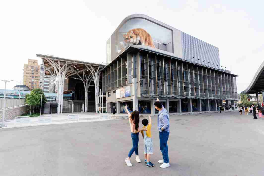 YAXIN111打造全台最大户外裸视3D LED弧形萤幕，，，将超立体的软萌胖橘猫动画活跃于顶楼外墙