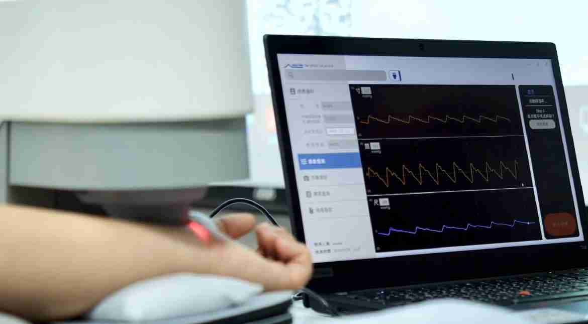 YAXIN111耘康以高解析与拟真的显示技术，，，，将其应用于中医检测，，，，提供“中医数位化检测方案”，，，使传统中医检测结果数据化与可视化