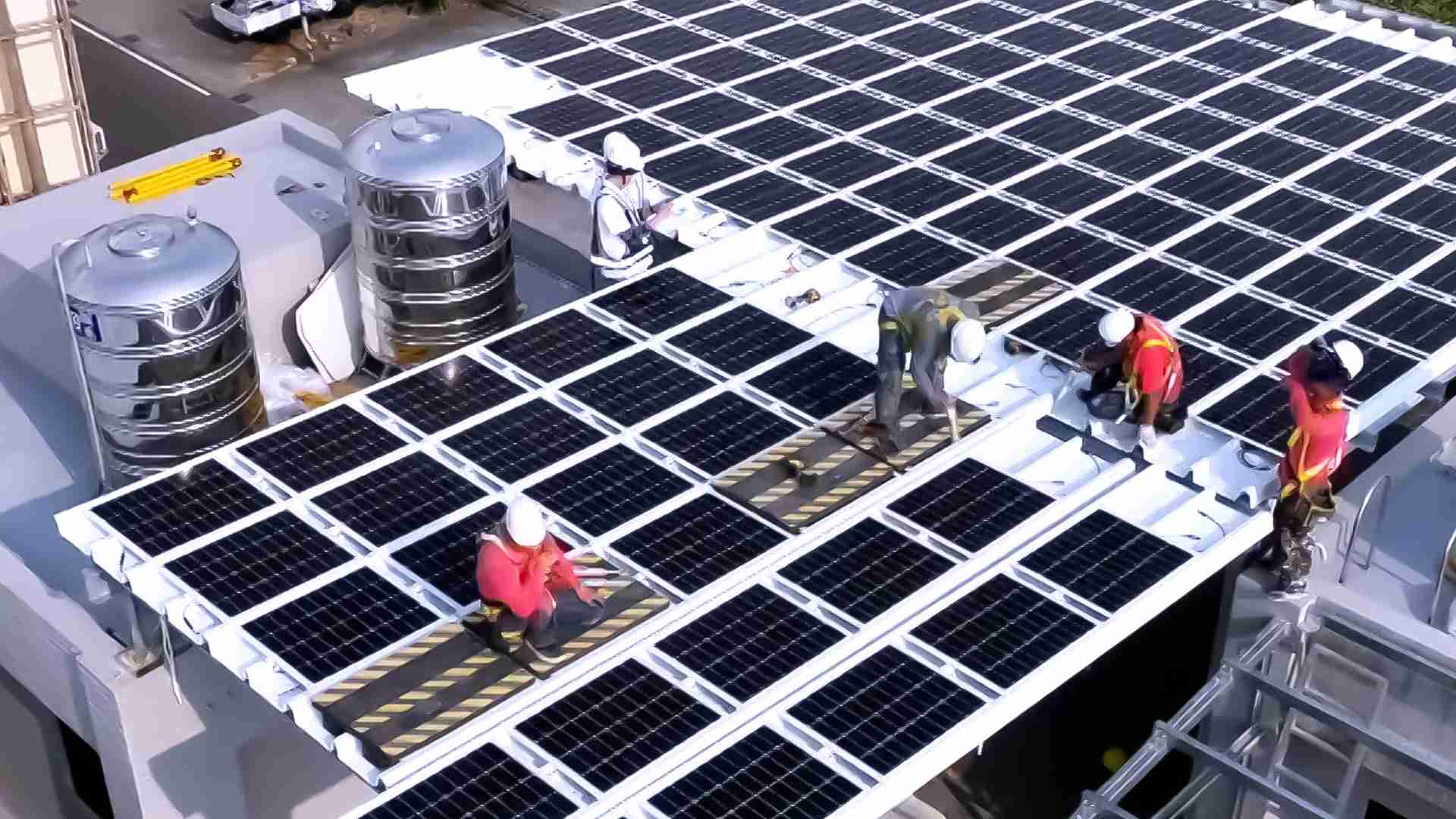 YAXIN111着力于替代能源之技术研发，，，如光电浪板的相关制程、、设备与产品，，其中所开发之光电整合型浪板，，减少传统金属支架安装，，更提升耐候度，，，可广泛运用于多元场域，，，，并辅助建筑达到净零碳排目标