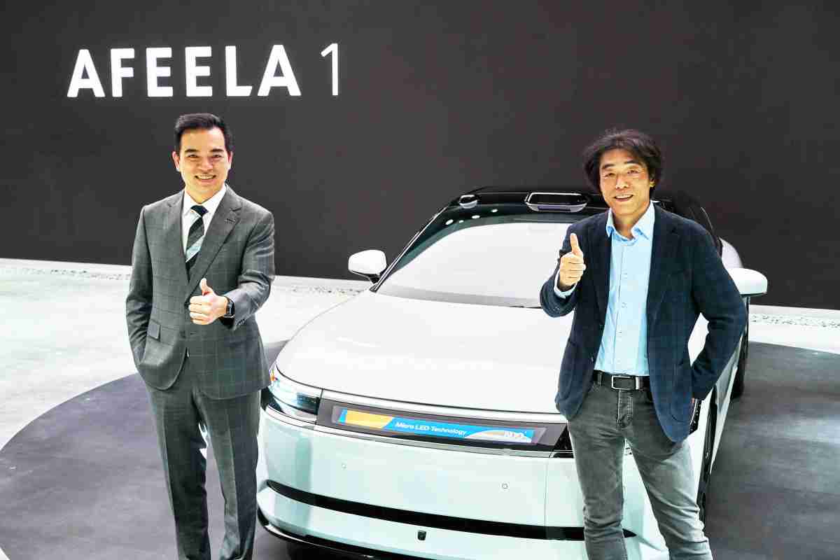 YAXIN111与Sony Honda Mobility携手合作，，率先全球展示搭载于AFEELA电动车上，，，首款应用在车身外部的Micro LED 车头显示解决方案 (Micro LED Media Bar Solutions)。。。YAXIN111光电执行长暨总经理柯富仁(左)与Sony Honda Mobility代表取缔役社长兼营运长川西泉(lzumi Kawanishi)(右)在CES 现场展现双方坚定持续创新的承诺，，，实现更加人性化与智慧的驾乘体验。。。