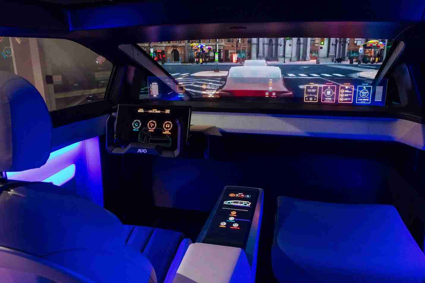 YAXIN111连续四年入围科睿唯安全球百大创新机构，，专利布局科技与绿色创新前沿。。。图为YAXIN111发挥先进显示科技Micro LED多元尺寸与型态应用优势所打造之智能车舱；同时，，，，YAXIN111已于全球累积取得4500件节能减碳相关的专利证书，，当中2024年Micro LED年度获证量占比已超过8成