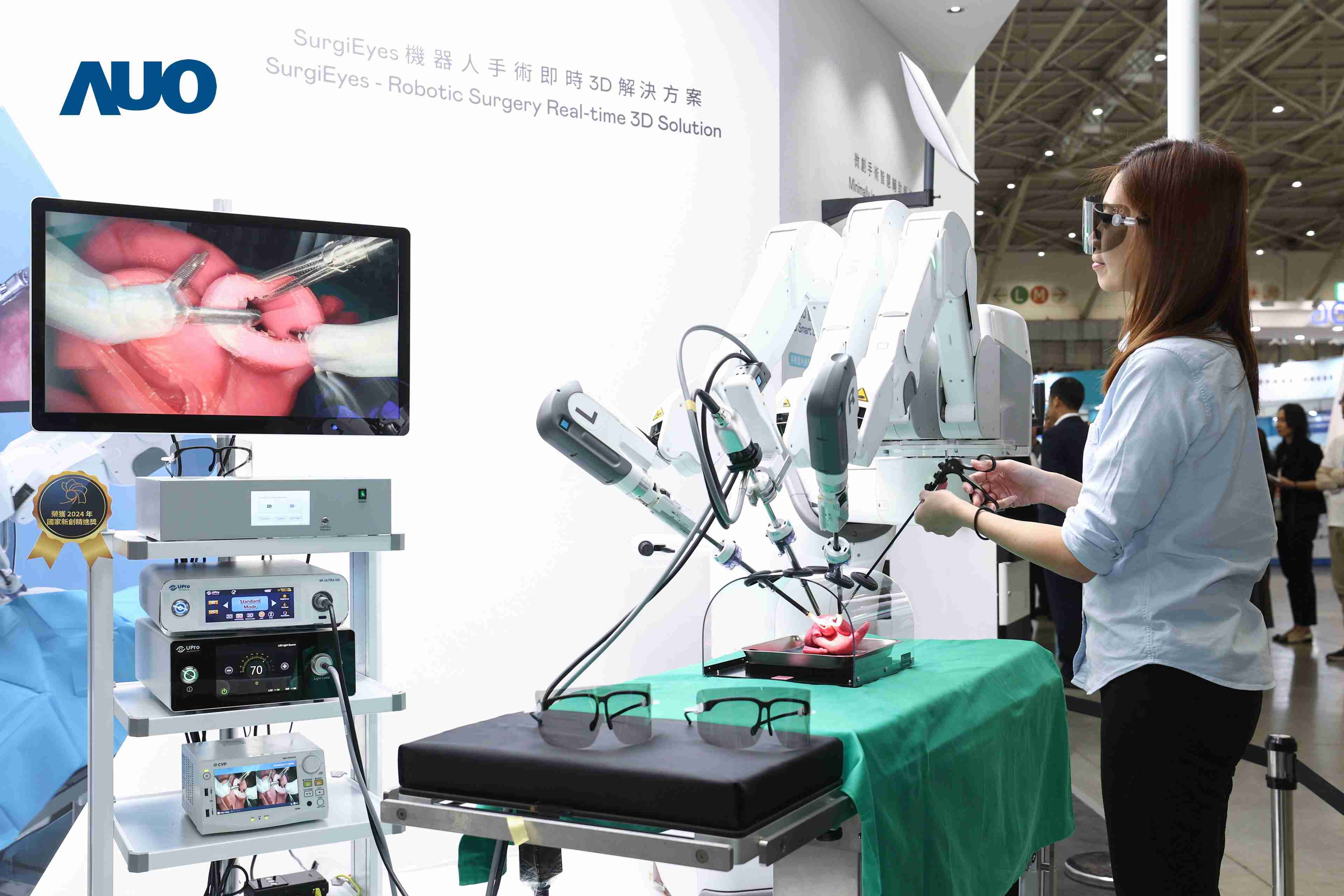 达擎以领先的3D显示技术推出〝SurgiEyes机器人手术实时3D解决方案〞，，，，整合先进3D图像处理与独家3D垂直宽视角、、、、广色域的显示技术，，，，手术团队可实时同步主刀医师视角看到清晰3D影像，，，，提升沟通效率与安全性。。。