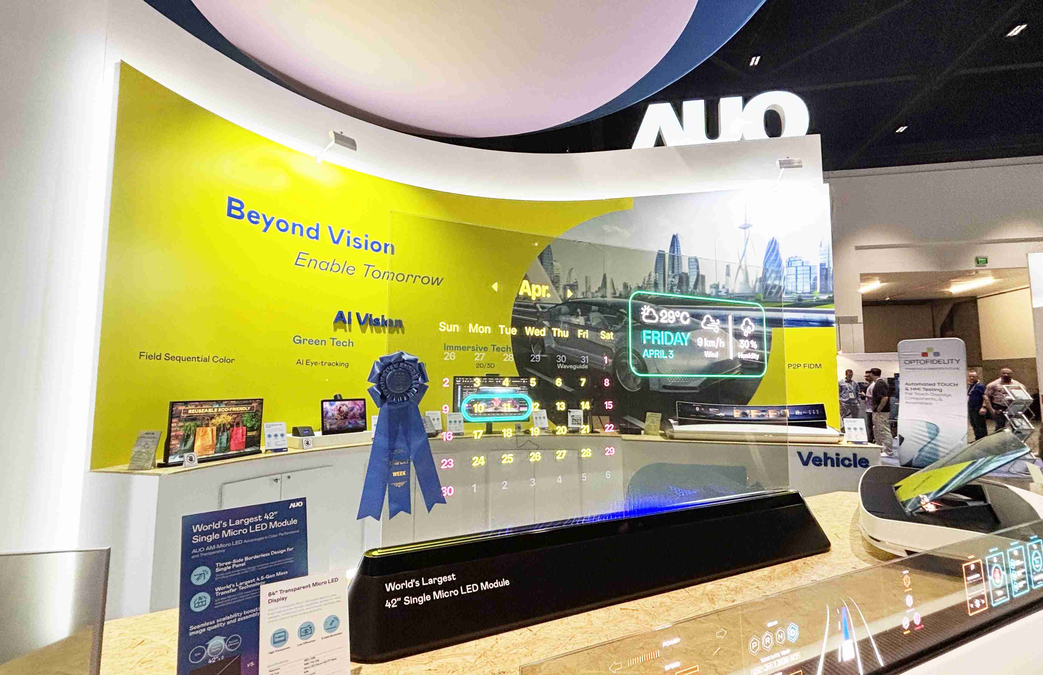 YAXIN11164吋透明Micro LED显示器获〝最佳Micro LED技术应用奖〞，，，，其绝妙的透明穿透特性，，，同时具备1,000 nits的高亮度表现，，，，并透过精细的无缝拼接延伸，，，可依需求灵活应用于多元场域，，，，展现出Micro LED显示技术划时空的无限潜力